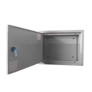 El Ritel Rack Metálico PAU de dimensiones 50 cm de ancho, 70 cm de alto y 20 cm de profundidad en color blanco es un gabinete diseñado para alojar y organizar diversos equipos y componentes utilizados en redes de telecomunicaciones y sistemas de cableado estructurado. Su construcción metálica robusta proporciona una protección física esencial para los dispositivos, mientras que su diseño facilita la gestión del cableado y mejora la estética de la instalación. Características principales: Dimensiones Óptimas: Con sus medidas de 50x70x20 cm, ofrece un equilibrio entre capacidad de almacenamiento y tamaño compacto, ideal para instalaciones residenciales, pequeñas oficinas o puntos de acceso de usuario (PAU). Construcción Metálica: Fabricado en metal resistente, proporciona una protección física contra golpes, polvo y otros factores ambientales que podrían dañar los equipos. Color Blanco: Su acabado en color blanco ofrece una apariencia limpia y discreta, integrándose fácilmente en diversos entornos. Organización del Cableado: Permite organizar y enrutar el cableado de manera eficiente, evitando enredos y facilitando el mantenimiento y las futuras modificaciones. Ventilación: Incorpora ranuras o perforaciones para permitir la circulación del aire, ayudando a disipar el calor generado por los equipos activos y prolongando su vida útil. Seguridad: Puede incluir cerraduras o la posibilidad de añadir sistemas de cierre para proteger el acceso a los equipos instalados. Montaje Versátil: Diseñado para ser montado en pared, liberando espacio en el suelo y facilitando el acceso a los equipos. Función en las redes de telecomunicación: El Ritel Rack Metálico PAU 50x70x20 Blanco desempeña varias funciones importantes dentro de las redes de telecomunicación, especialmente a nivel de la infraestructura del usuario final: Punto de Terminación: Sirve como punto centralizado para la terminación de cables de telecomunicaciones (como fibra óptica, cable coaxial o cable de par trenzado) que llegan al hogar o a la pequeña oficina. Organización y Gestión del Cableado: Permite organizar y gestionar de manera ordenada todos los cables de conexión entre los diferentes equipos de telecomunicaciones, como routers, switches, módems, distribuidores de TV, etc. Esto facilita la identificación, el seguimiento y el mantenimiento de las conexiones. Protección Física: Ofrece una barrera física que protege los equipos sensibles de telecomunicaciones contra daños accidentales, polvo, humedad y manipulaciones no autorizadas. Distribución de Servicios: Facilita la distribución de diferentes servicios de telecomunicaciones (internet, televisión, telefonía) a los distintos puntos de la instalación a través de los equipos alojados en su interior. Gestión de la Alimentación: Permite organizar y proteger las fuentes de alimentación y el cableado eléctrico asociado a los equipos de telecomunicaciones. Mejora Estética: Oculta el cableado y los equipos, proporcionando una apariencia más organizada y profesional a la instalación. En resumen, el Ritel Rack Metálico PAU 50x70x20 Blanco actúa como un elemento fundamental en la infraestructura de telecomunicaciones a nivel del usuario, proporcionando un espacio seguro, organizado y funcional para la terminación, gestión y distribución de los servicios de comunicación. Facilita la instalación, el mantenimiento y la protección de los equipos, contribuyendo a la estabilidad y eficiencia de la red doméstica o de la pequeña oficina.